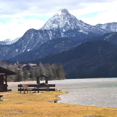 Urbane Holiday Near Lake *